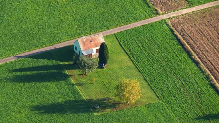 Immobilier en crise : chute de 37 % des ventes de terrains en France